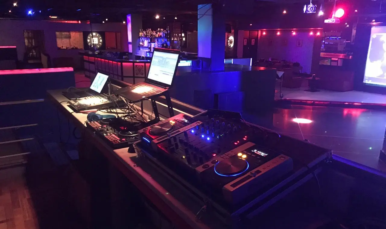 B0-DJ Console Swinger H.webp