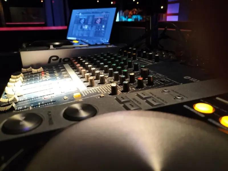 B1-DJ Console Swinger H.webp