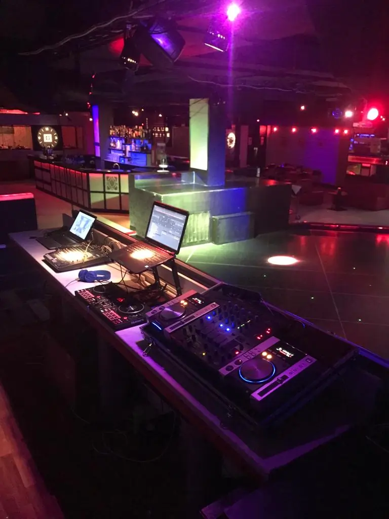 7-DJ Console Swinger V.webp